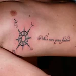 Un tatouage qui représente un lettrage.