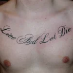 Un tatouage qui représente un lettrage.