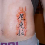 Un tatouage qui représente un lettrage.