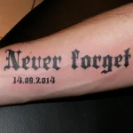 Un tatouage qui représente un lettrage.