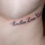 Un tatouage qui représente un lettrage.