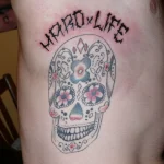 Un tatouage qui représente un lettrage.