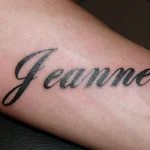 Un tatouage qui représente un lettrage.