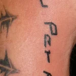 Un tatouage qui représente un lettrage.