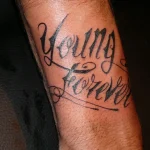Un tatouage qui représente un lettrage.