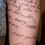 Un tatouage qui représente un lettrage.