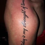 Un tatouage qui représente un lettrage.