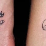 Un tatouage qui représente un lettrage.