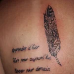 Un tatouage qui représente un lettrage.