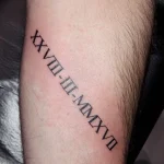 Un tatouage qui représente un lettrage.