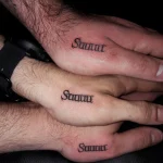 Un tatouage qui représente un lettrage.