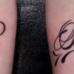 Un tatouage qui représente un lettrage.