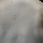 Un tatouage qui représente un lettrage.