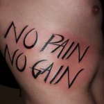 Un tatouage qui représente un lettrage.
