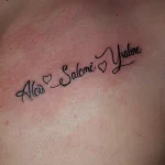 Un tatouage qui représente un lettrage.