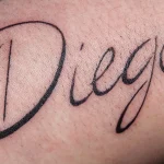 Un tatouage qui représente un lettrage.