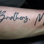 Un tatouage qui représente un lettrage.