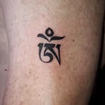 Un tatouage qui représente un lettrage.