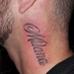 Un tatouage qui représente un lettrage.