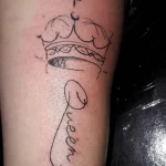 Un tatouage qui représente un lettrage.