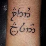 Un tatouage qui représente un lettrage.