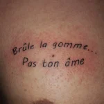 Un tatouage qui représente un lettrage.