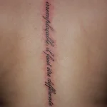 Un tatouage qui représente un lettrage.