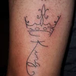 Un tatouage qui représente un lettrage.