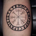 Un tatouage qui représente un lettrage.