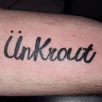 Un tatouage qui représente un lettrage.