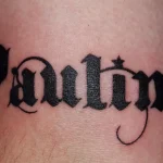 Un tatouage qui représente un lettrage.