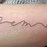 Un tatouage qui représente un lettrage.