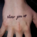 Un tatouage qui représente un lettrage.