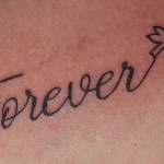 Un tatouage qui représente un lettrage.