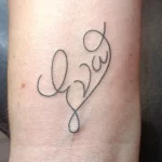 Un tatouage qui représente un lettrage.
