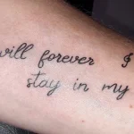 Un tatouage qui représente un lettrage.