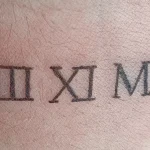 Un tatouage qui représente un lettrage.