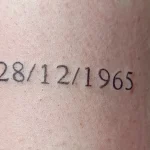 Un tatouage qui représente un lettrage.