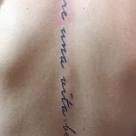 Un tatouage qui représente un lettrage.