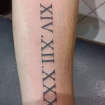Un tatouage qui représente un lettrage.
