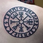 Un tatouage qui représente un lettrage.