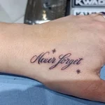 Un tatouage qui représente un lettrage.
