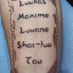 Un tatouage qui représente un lettrage.