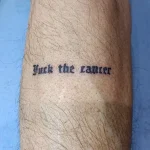 Un tatouage qui représente un lettrage.
