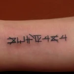 Un tatouage qui représente un lettrage.