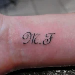 Un tatouage qui représente un lettrage.