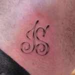 Un tatouage qui représente un lettrage.