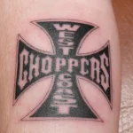 Un tatouage qui représente un lettrage.