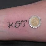 Un tatouage qui représente un lettrage.