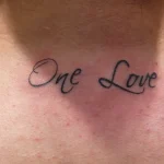 Un tatouage qui représente un lettrage.
